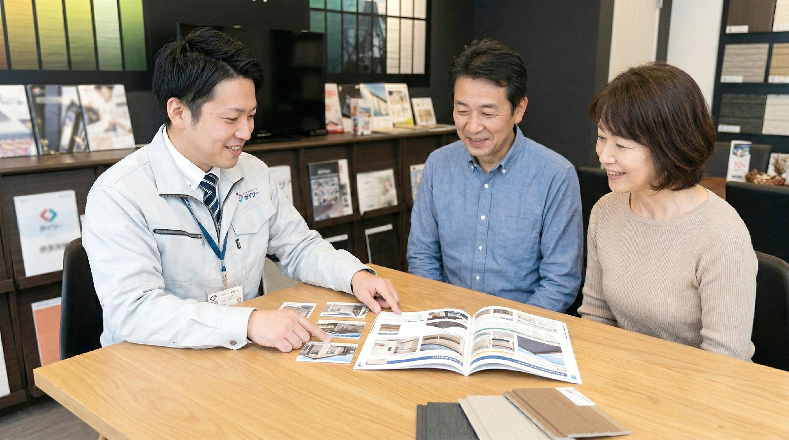 ガイソー足立店でスタッフが資料を見せながら初めてのお客様に相談内容を案内している様子