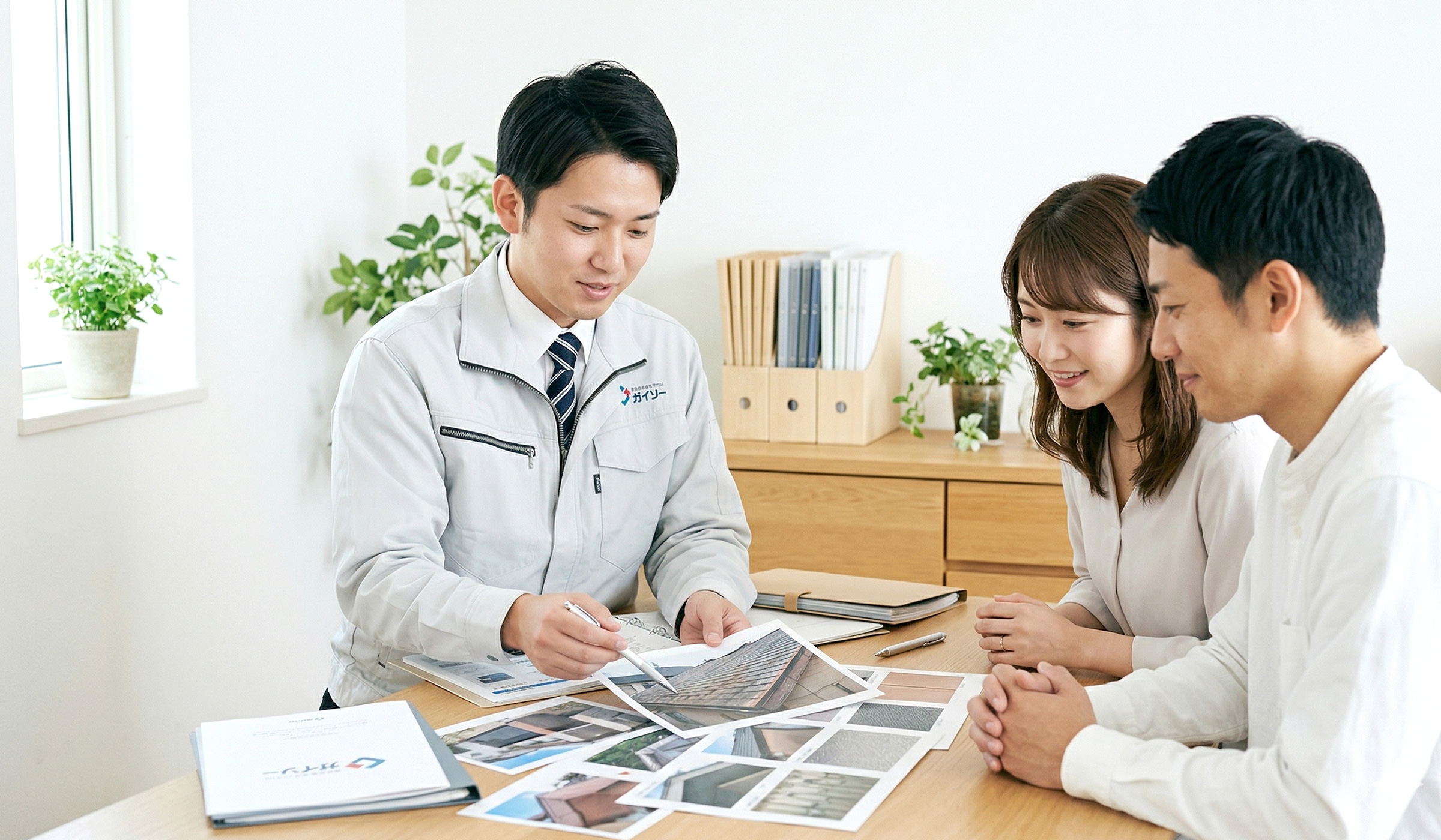 担当者が写真や資料を見ながらお客様に説明している様子