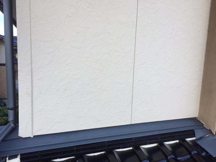 縦張り窯業系サイディングボード材と左官仕上外壁の組み合わせ ガイソー足立店 住まいの外装リフォーム専門店