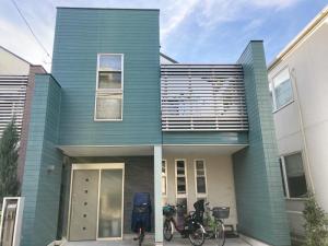 板橋区　外壁塗装・屋根カバーリフォーム・ベランダ防水工事　鮮やかなグリーンカラーにチェンジ！