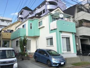 足立区　外壁塗装・屋根カバーリフォーム工事　色褪せしていた外壁がホワイトとグリーンの爽やかなカラーに変身
