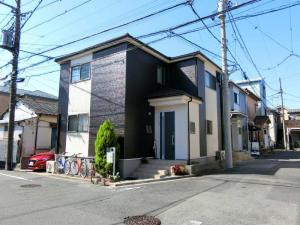 足立区　外壁塗装・屋根カバー工事　メリハリのあるツートンカラーでモダンな外観にチェンジ