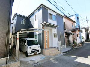 足立区　外壁塗装・屋根カバー工事　塗り分けでコントラストが素敵な外観に