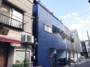 足立区　外壁塗装・屋根カバー工事　鮮やかなブルーと屋根の石粒がマッチ