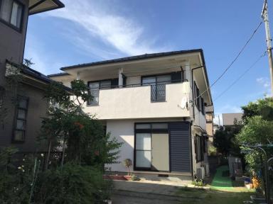 埼玉県草加市　外壁・屋根塗装工事　外壁のホワイト、屋根のブラックのコントラストが美しい