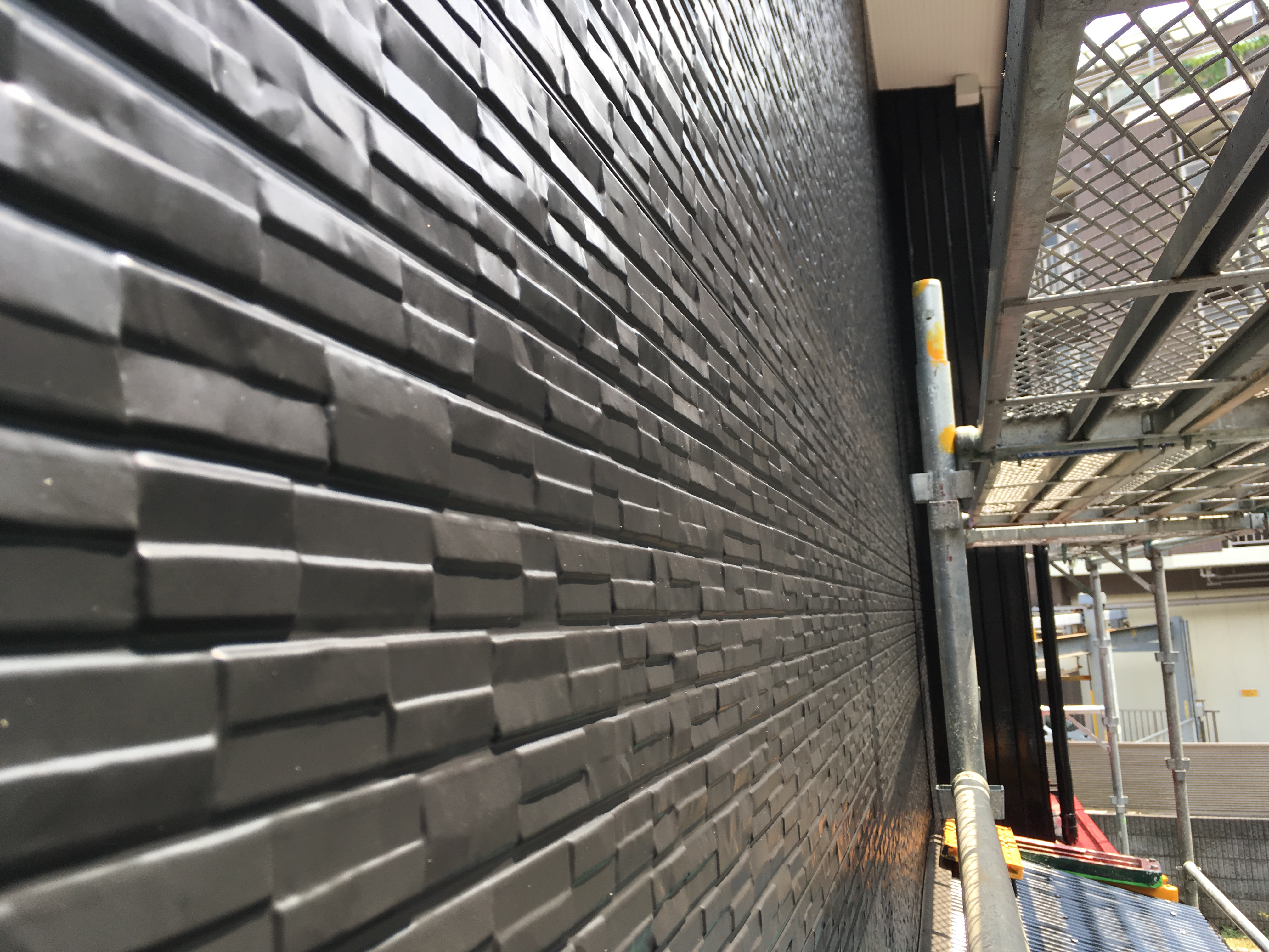 Kmew はる一番 斜石柄 コモンブラックの仕上がりを足立区大谷田で ガイソー足立店 住まいの外装リフォーム専門店 Kmew はる一番 斜石柄 コモンブラックの仕上がりを足立区大谷田で ガイソー足立店 住まいの外装リフォーム専門店