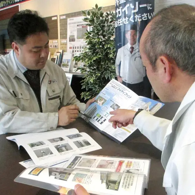 お見積もりとプランの説明をしている様子